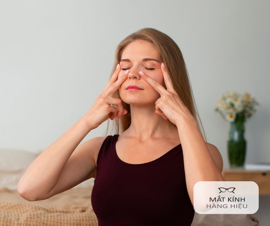 cách massage mắt giảm cận thị