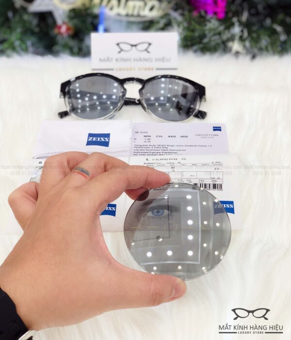 Tròng kính đơn tròng đổi màu Zeiss SmartLife 1.50 PhotoFusion X Extra Grey với lớp phủ tráng gương Flash Diamond